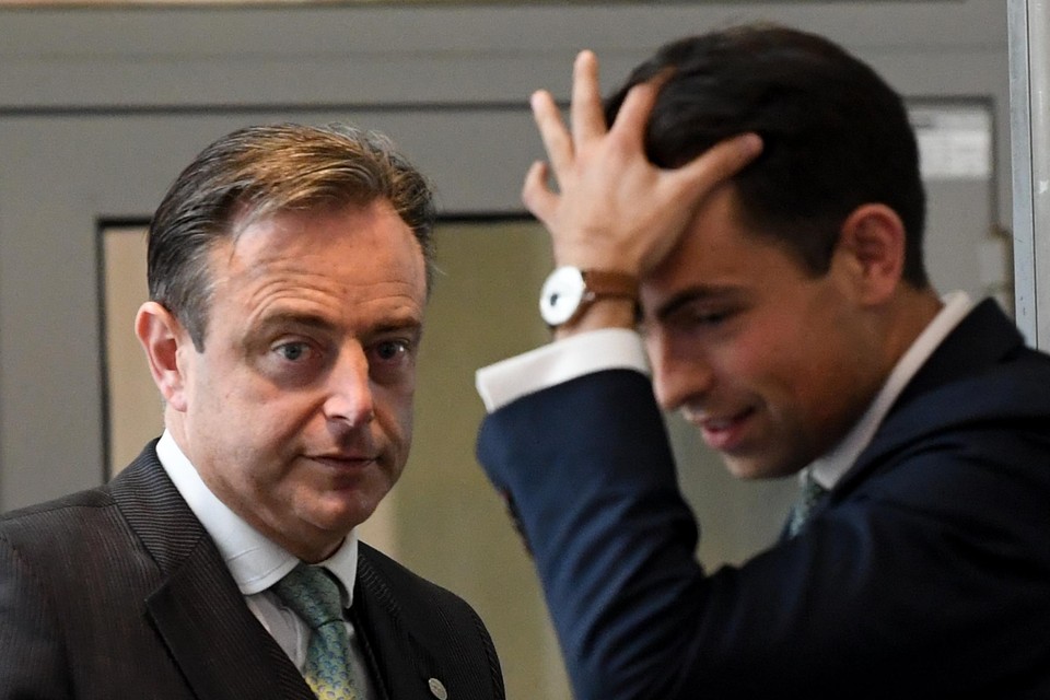 Bart De Wever en Tom Van Grieken tijdens de onderhandelingen voor een Vlaamse regering in 2019. Bart Maddens: “Een meerderheid van de Vlaams-nationalistische partijen zou de N-VA een enorm drukkingsmiddel geven.”
