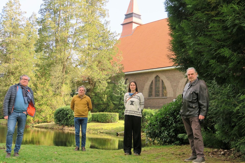 De vier ‘architecten’ van de herwaardering van de kerktuin in hartje Koningshof: schepen Walter Brat, landschapsarchitect Gert Dessoy, gemeentelijk groendeskundige Katrijn Van Renterghem en Karel Batens, voorzitter van de lokale kerkfabriek.
