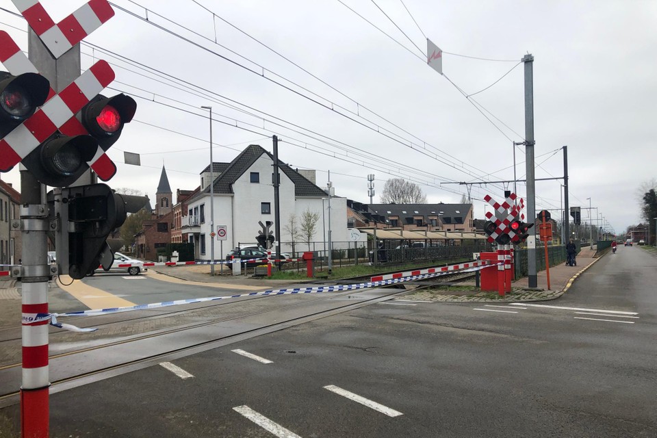 Door de kabeldiefstal bleef zondagochtend ook de spoorwegovergang aan Tielendorp in Tielen gesloten. De politie spande een lint over de overweg.