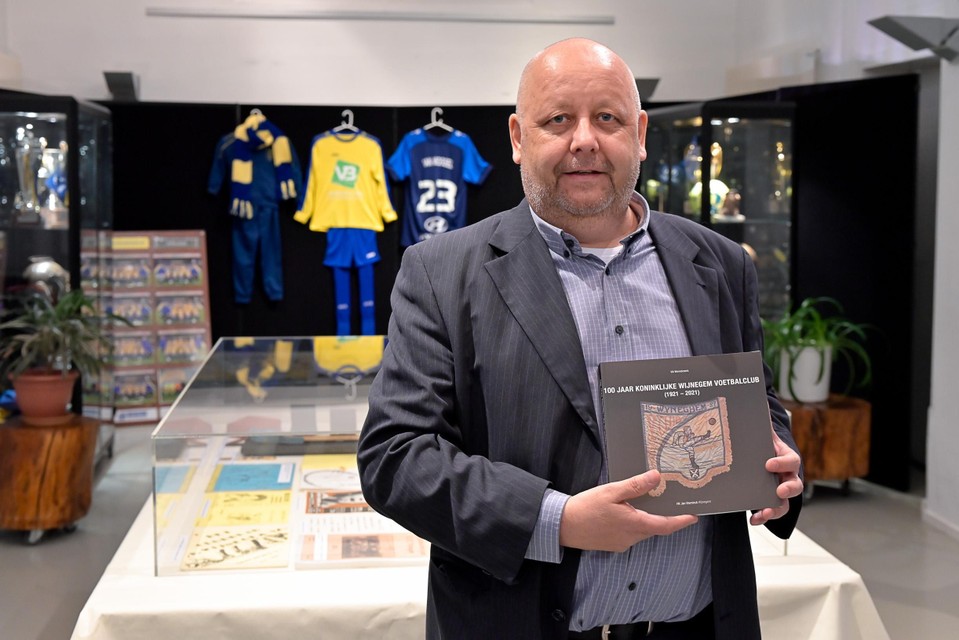 Vik Werrebroeck met het zopas van de persen gerolde naslagwerk.