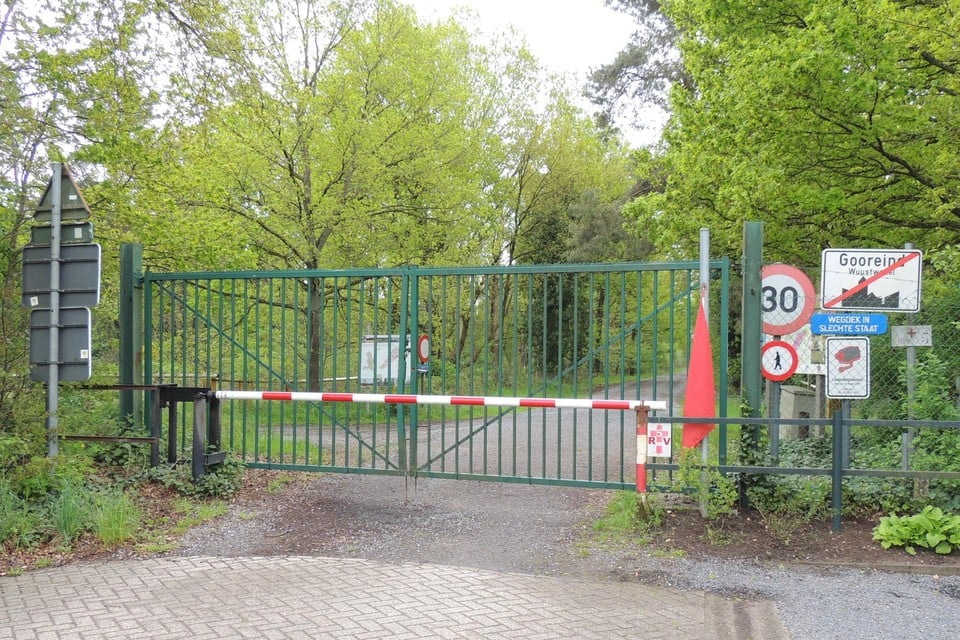 De dwarsverbindingen tussen Overbroek en Brecht doorheen het Groot Schietveld zijn afgesloten met zware hekkens.