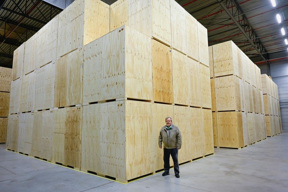 Henrik Rooms van Merak bij de houten bakken waarin de mondmaskers liggen opgeslagen.