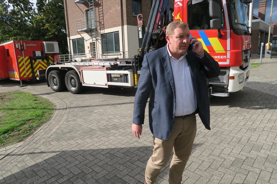 Burgemeester Maarten De Veuster op de dag na de brand, tijdens de evacuatie. 