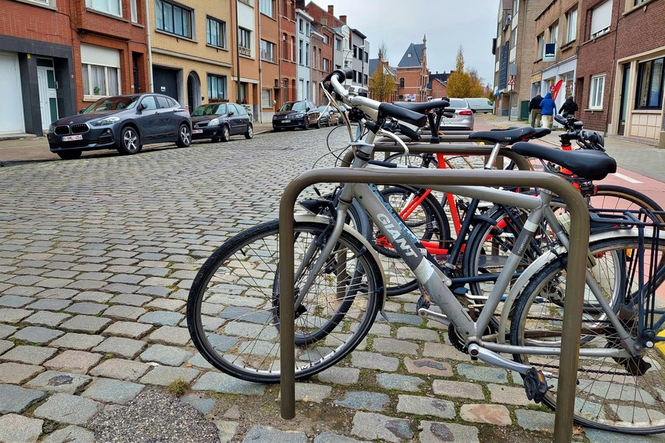 Er komen de komende weken 244 fietsnietjes bij in het Mechelse straatbeeld. 