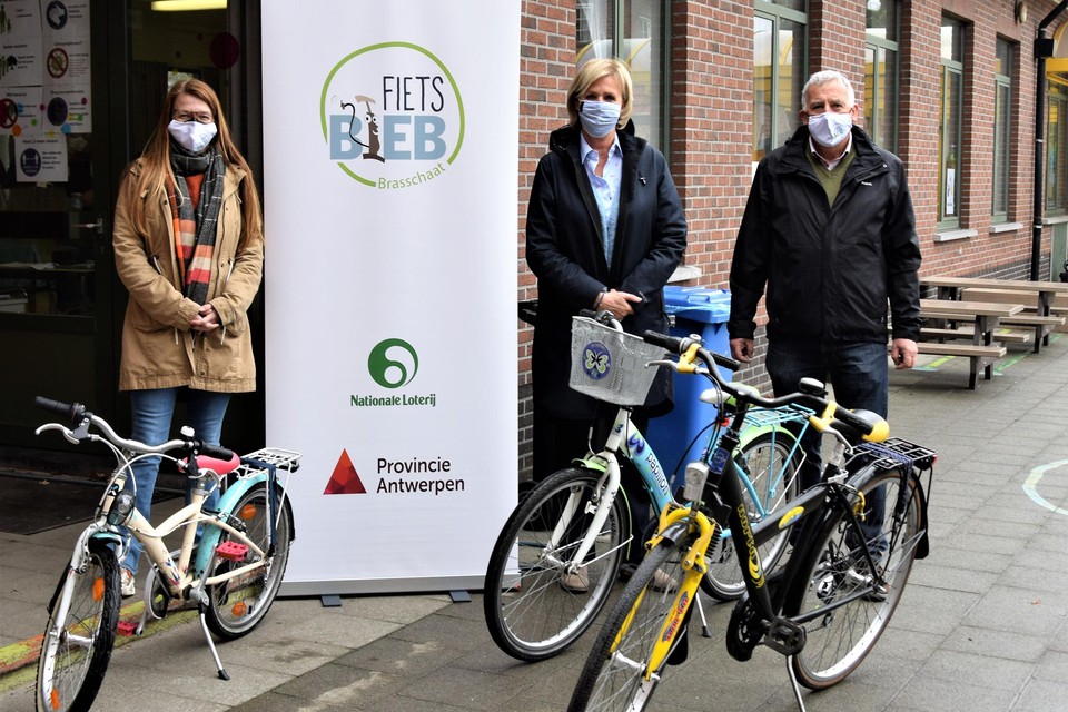 Schepen voor Sociale Zaken Karina Hans (midden) met Bob Geysen van de Fietsbieb.