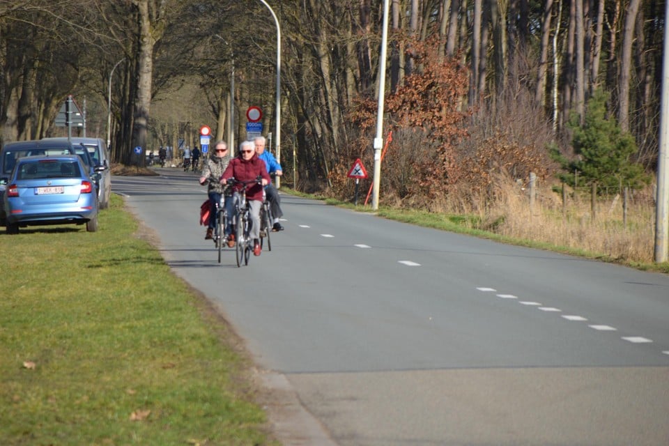 De Kruisdreef heeft geen afgescheiden fietspad en heel veel fietsers. De omwonenden maken zich zorgen over de omleiding.