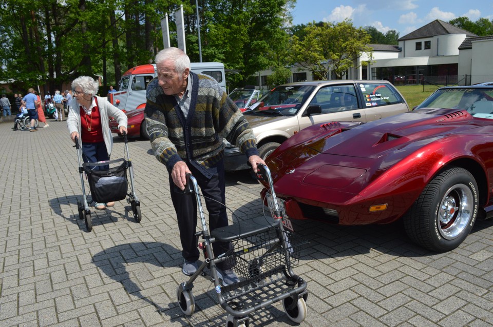 Bewoners Karel en Mieke kijken hun ogen uit. Karel reed vroeger 27 jaar met zijn Audi Turbo, Mieke had een kleine BMW.