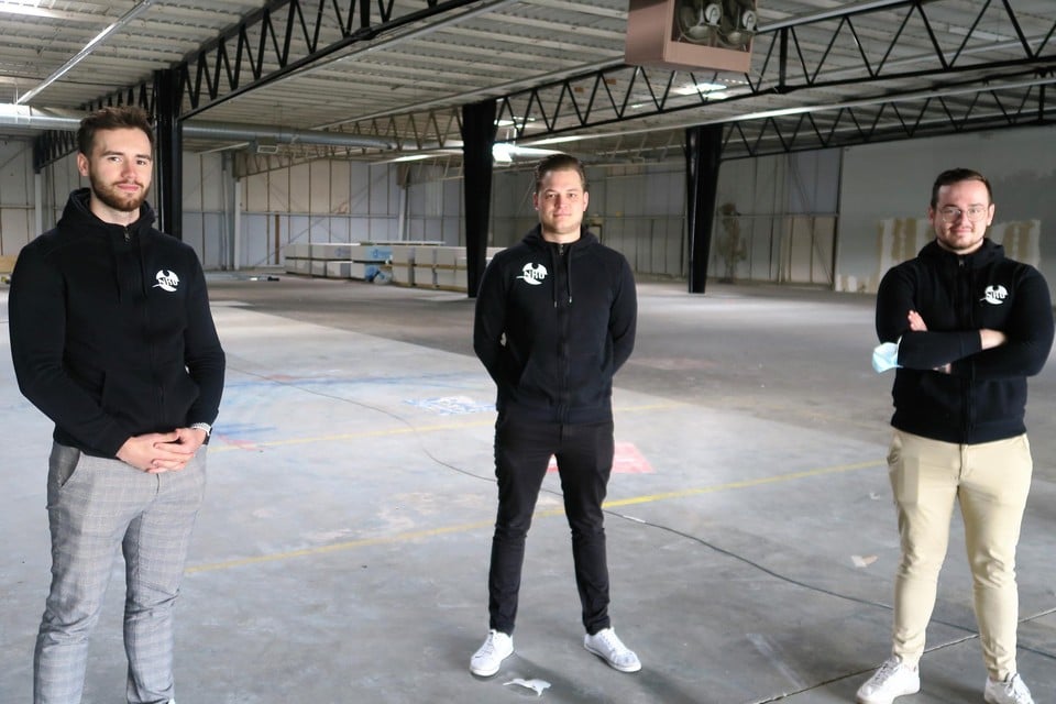 Dante Verresen, Yuri Staal en Pjotr Percic van NRG in het immense magazijn dat de komende weken wordt omgetoverd tot familiefitness.