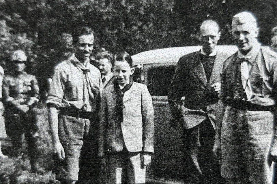 De jonge prins Boudewijn met zijn scoutssjerp in 1941 op bezoek bij een scoutskamp voor kinderen van gedeporteerden in Krabbels in Pulle.  