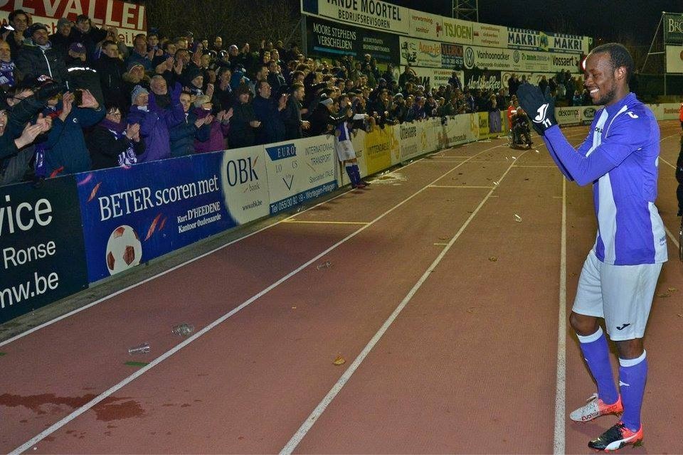 Fessou Placca groet de supporters van Beerschot Wilrijk. De Togolees kende een droomdebuut voor paars-wit.