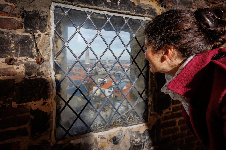 “Vanuit een van de raampjes in de toren heb je een prachtig zicht op Mechelen en de Sint-Romboutstoren”, zegt Dina. 