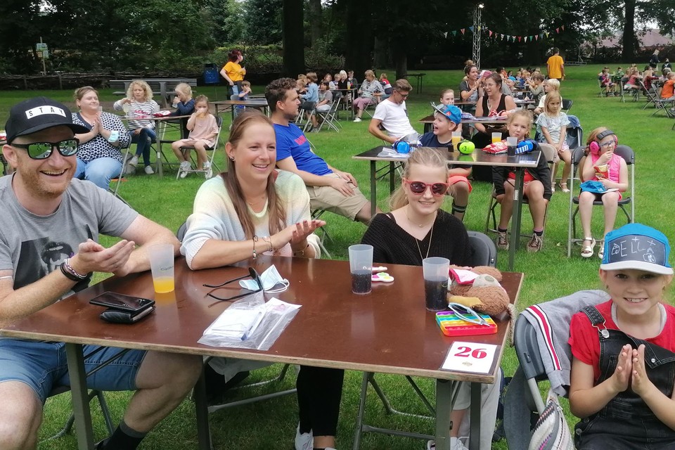 Maarten, Nathalie, Janne en Ella amuseren zich.