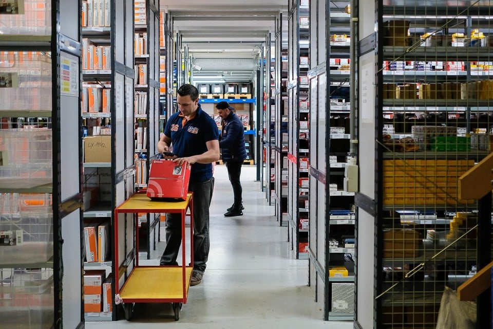 De moderne, ruime verdeel- en opslagruimte in Niel.