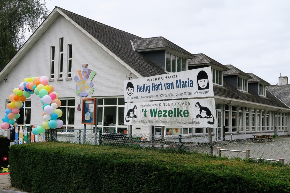  ’t Wezelke ligt op dezelfde site als de kleiuterschool De Wingerd, voorheen Hertebos in de Hindelaan in ‘s-Gravenwezel. 