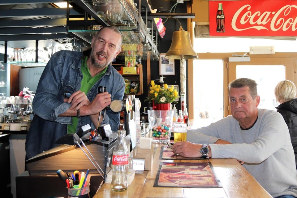 Cafébaas Marc Serneels en stamgast Gerd. 