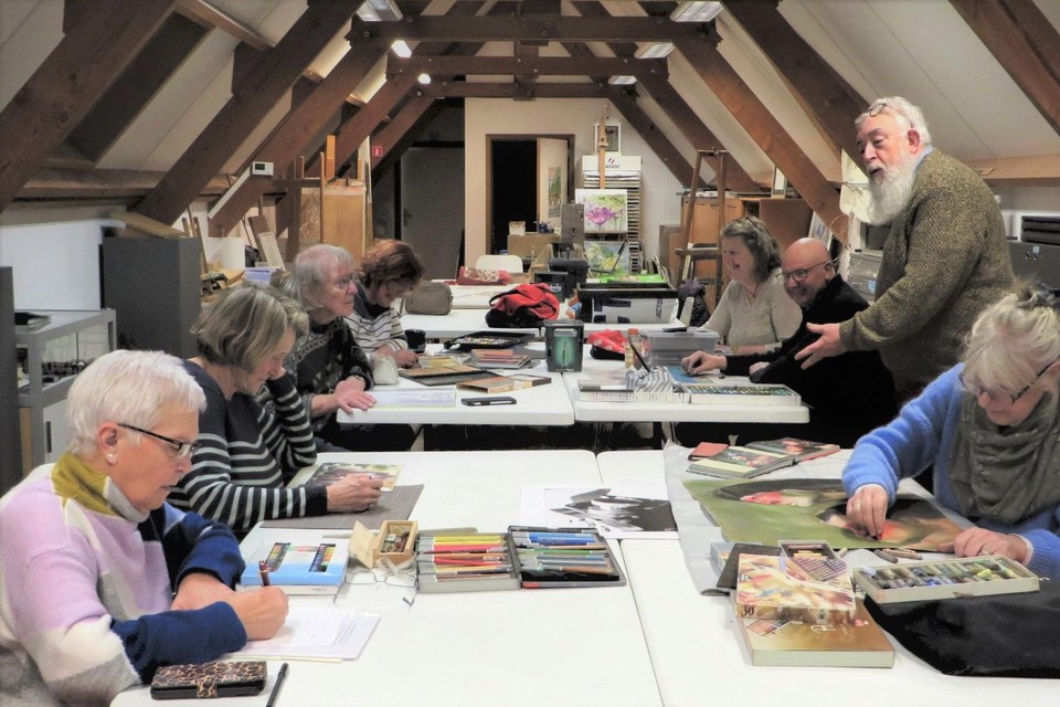 Leden van de kunstkring komen wekelijks samen in hun atelier in Weerde.