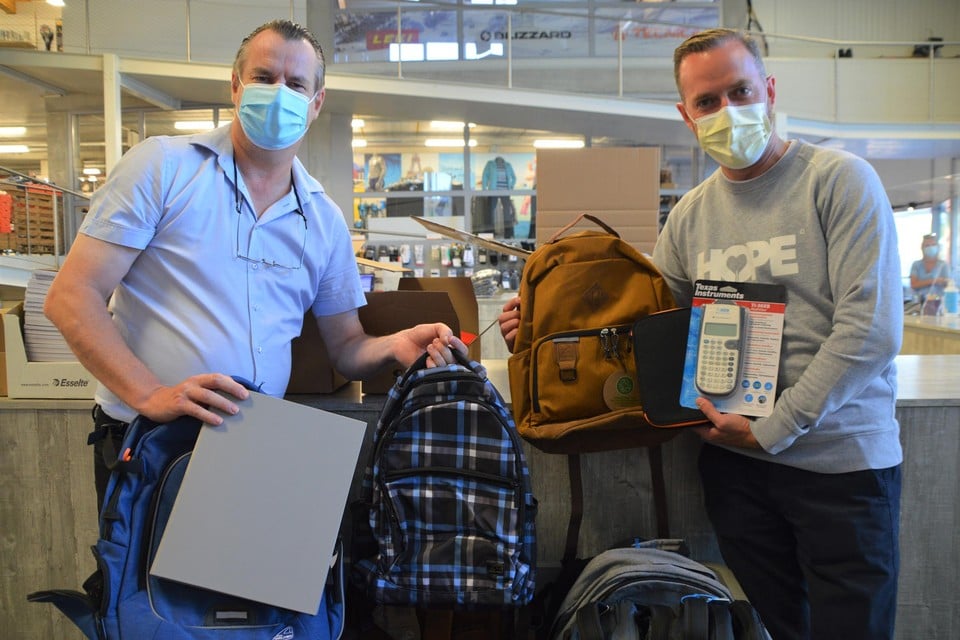 Peter Mariën-Bouwens (links) en rechts Michael Van der Voort die het materiaal komt oppikken in Massenhoven.