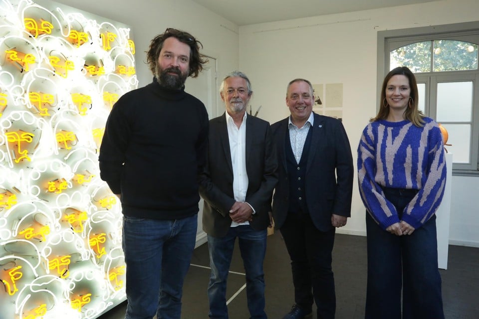 De jarige kunstenaar Marc Daneels samen met zijn kinderen Silke en Doris en districtsschepen Marc Elseviers.