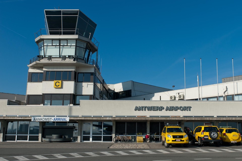 De luchthaven van Antwerpen wordt beschuldigt van landbouwgrond illegaal uit te buiten. 