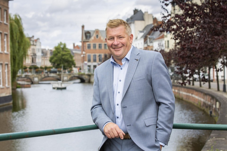 Luc Van Thillo aan de Zimmertoren in Lier. “Zelfs in volle coronaperiode zijn we nog twee supportersclubs rijker geworden. Dat doet deugd.”