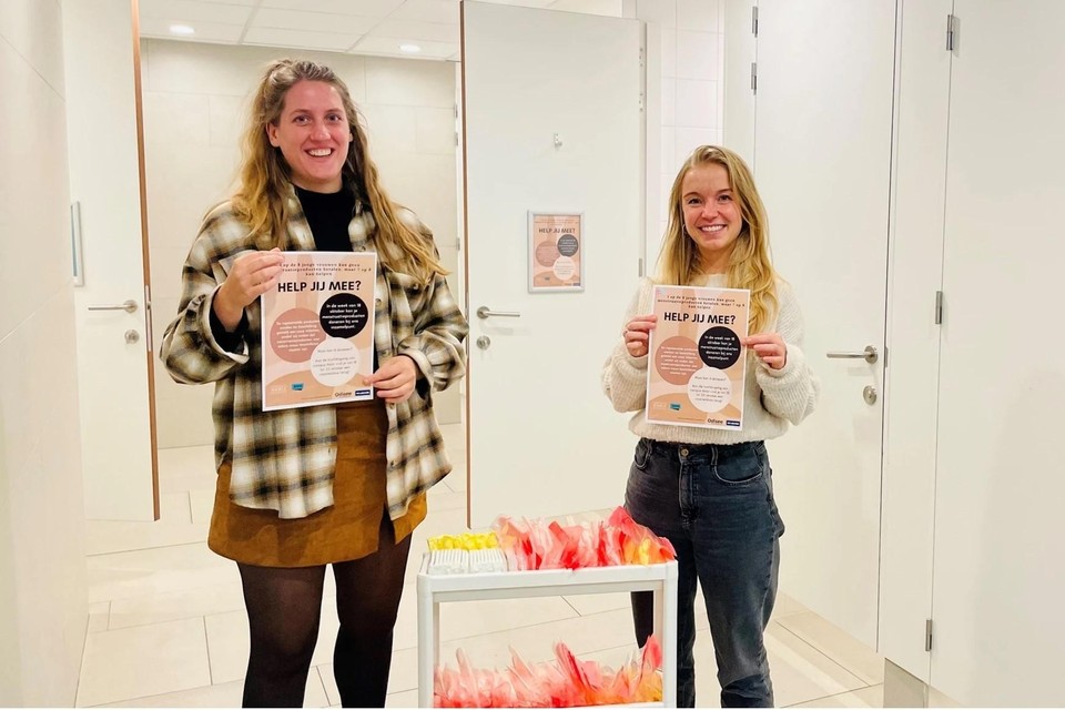Febe Cuvelier (links) en Britt Van Cleven trekken de campagne binnen de Odisee hogeschool.