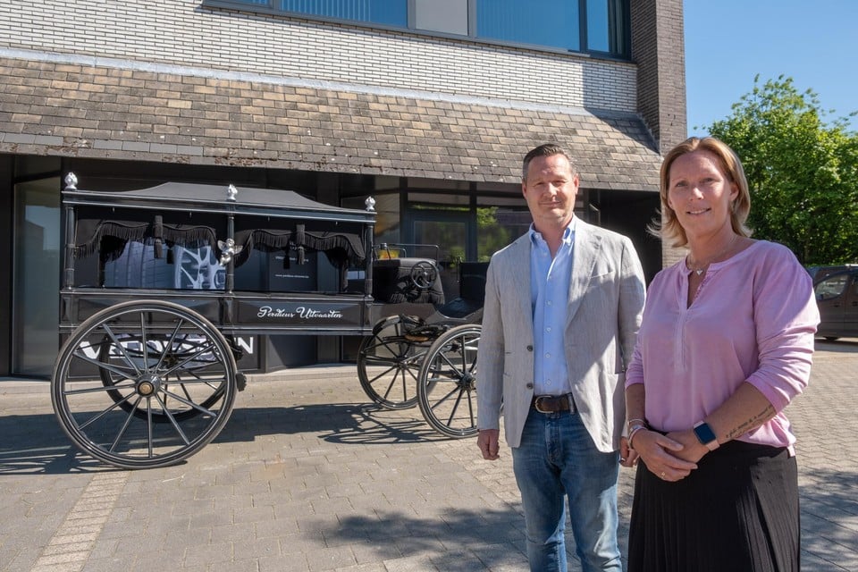 Stijn Perdieus en Marika Roggeman aan de nieuwe vestiging in Sint-Katelijne-Waver. 