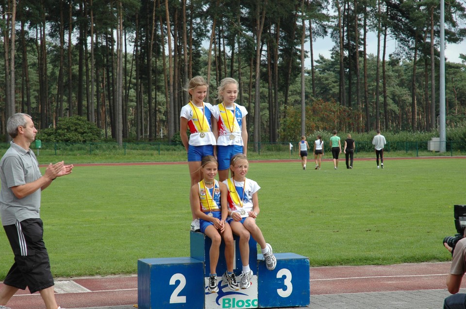 Paulien staat links bij haar vriendinnetjes in Aartselaar