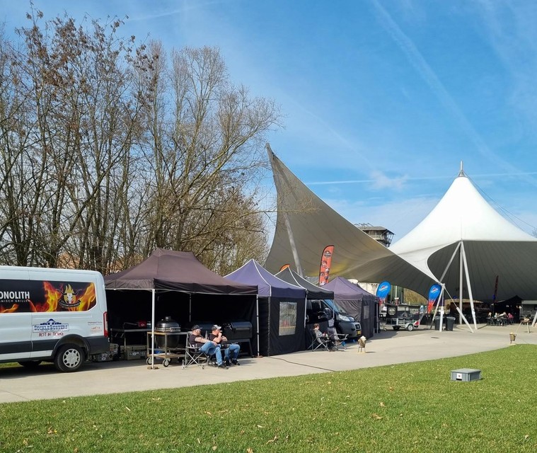 Het gebeuren speelt zich af rond het Vlinderplein in De Schorre.