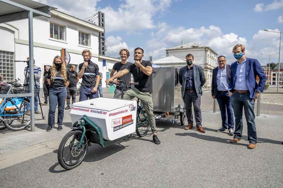 De bakfiets van Werkmmaat met daarachter de boxcontainer van Urbike.