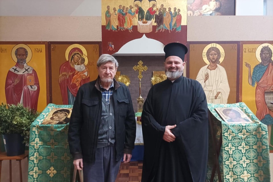 Koorbegeleider Paul en vader Quinten voor de iconen in de Sint-Laurentiuskerk van Ekeren.