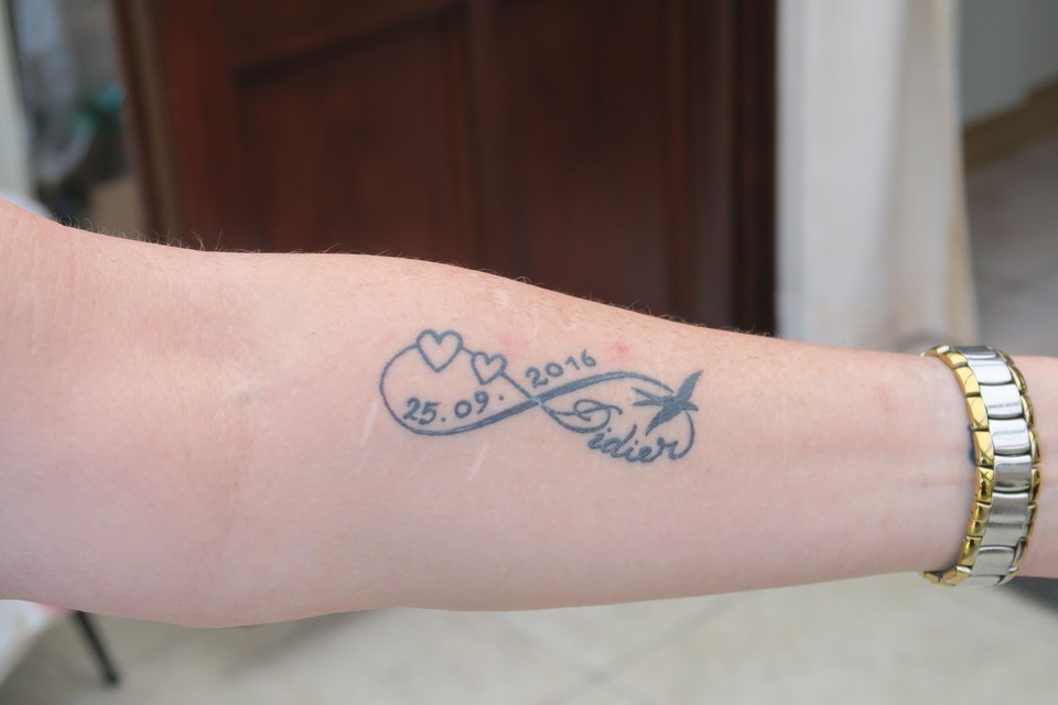 De tatoeage die Micheline twee jaar geleden op haar onderarm liet plaatsen om Didier altijd dicht bij haar te hebben.
