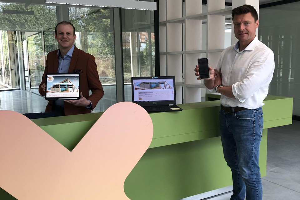 Schepen Vancraeyenest en burgemeester Metsu in het nieuwe vrijetijdscentrum Kruispunt.
