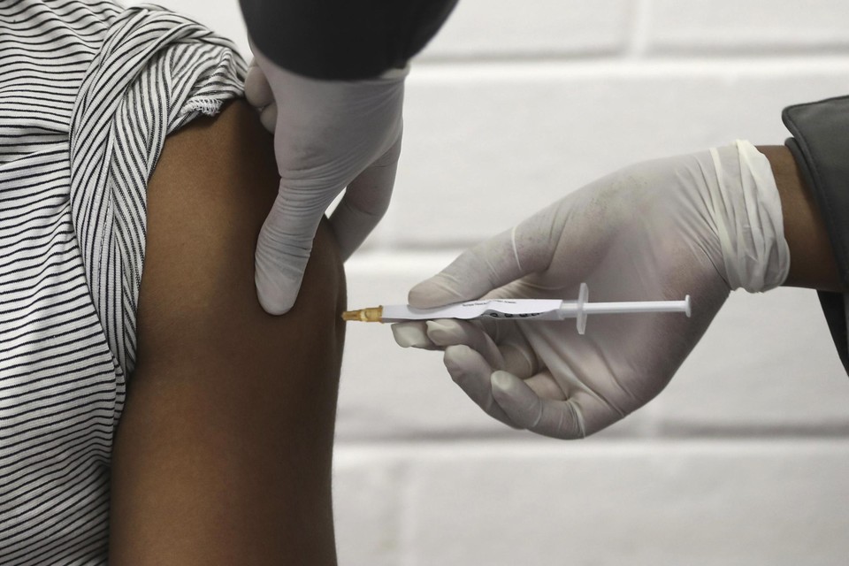 De universiteit van Oxford en de Brits-Zweedse farmareus AstraZeneca hebben aangekondigd dat hun vaccin 70% effectief is.  