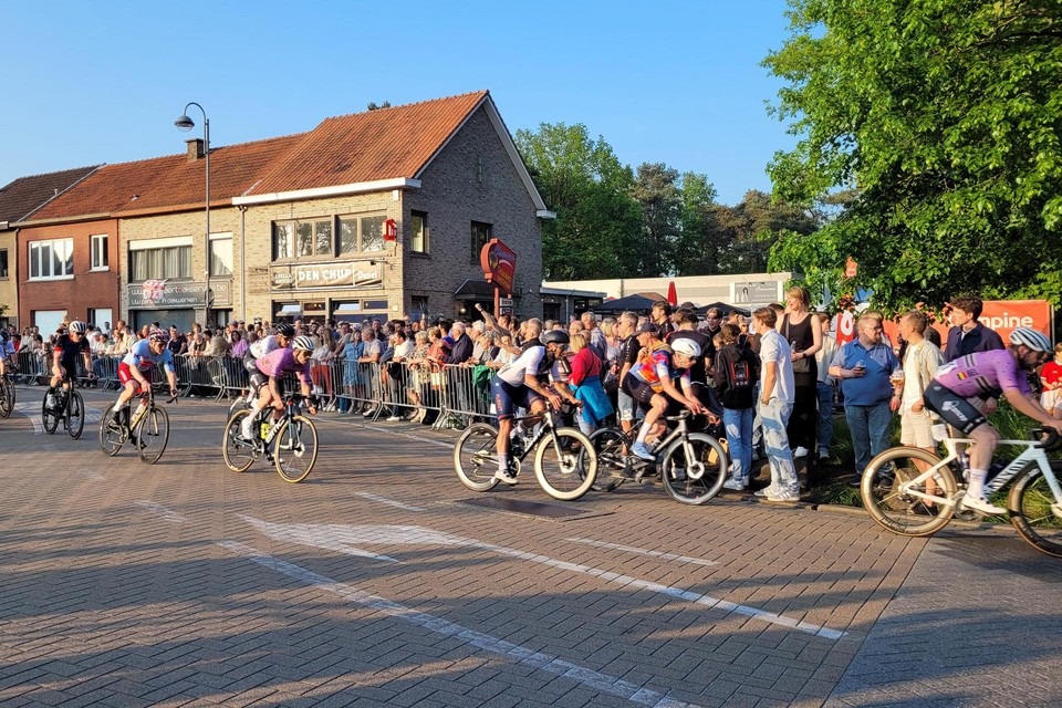 Het publiek stond rijden dik aan de start van Dwars door Sint-Job in de Brugstraat.