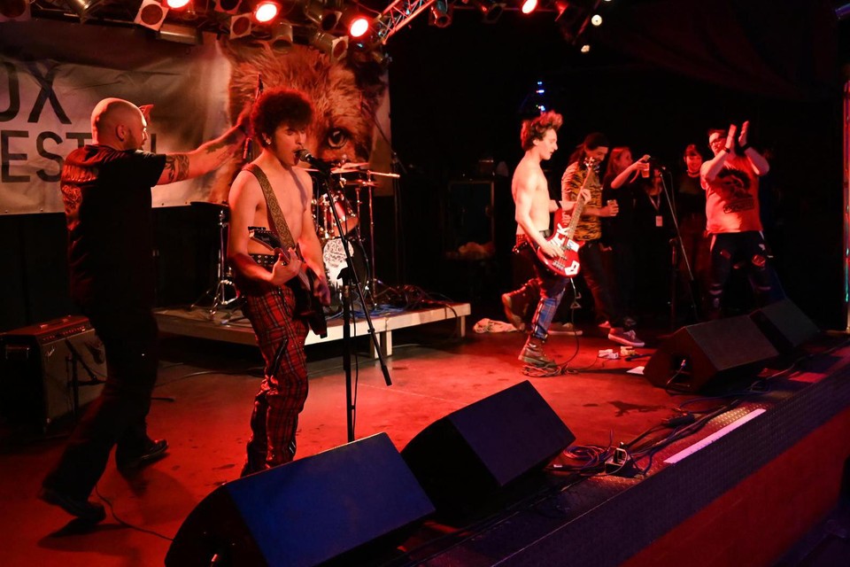 De punkrockband Braindead bracht veel ambiance op het vrije podium van de Foxfeesten in zaal Biebob in Vosselaar en krijgt een plaats op de affiche van het festival in de zomer.
