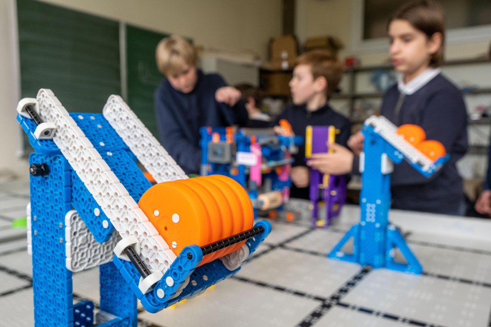 De oranje disks moeten op de juiste plek terecht komen om punten te verzamelen.