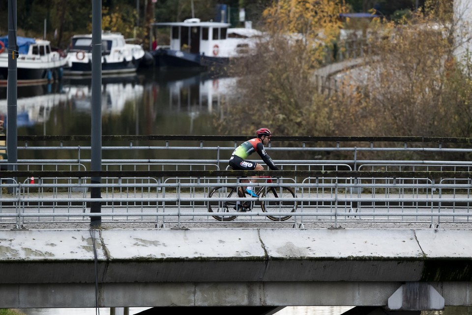 Diether Sweeck rijdt over de brug in Kotrijk. 