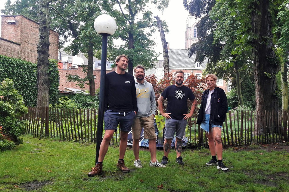 Wim Van Thielen, Bert Floren, Wim Gyselen en Tine De Weerdt hebben de werkplunje aangetrokken om de tuin van de dekenij om te toveren tot Boombar.