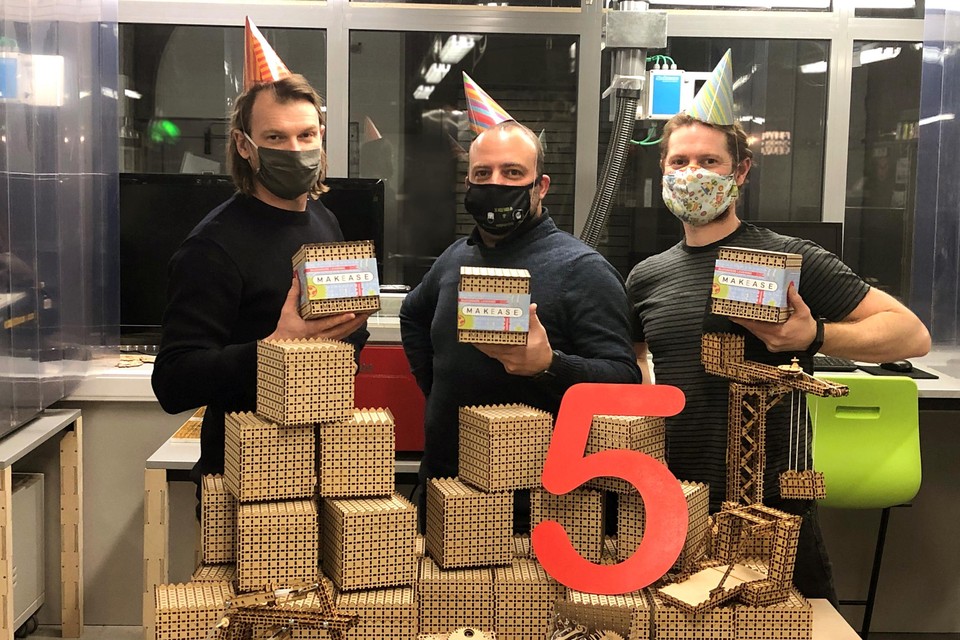 Xavier Coenen, Jorg Wintraecken en Kris Geelen van Fablab+ met de Makease.