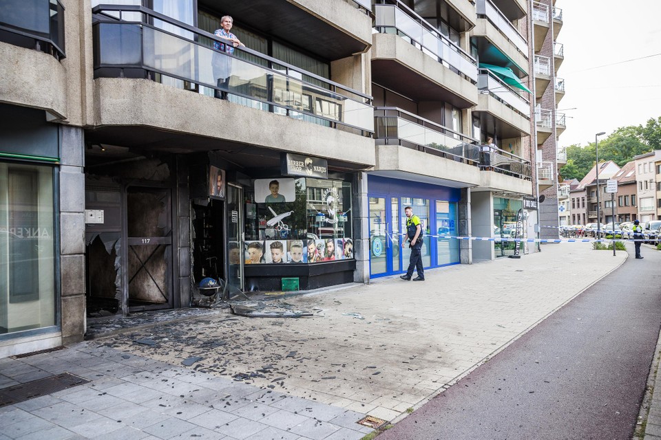 Op de Turnhoutsebaan in Deurne raakten de inkomhal van het flatgebouw﻿, net als de aanpalende kapperszaak zwaar beschadigd. 