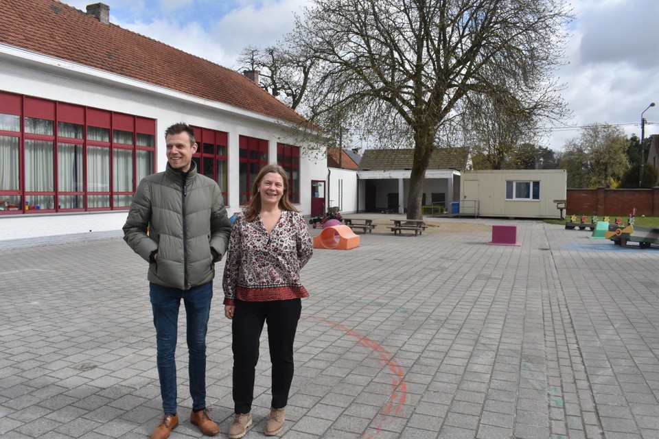 Waarnemend directeur Wim Geys en schepen voor onderwijs Hilde Valgaeren op de huidige school.