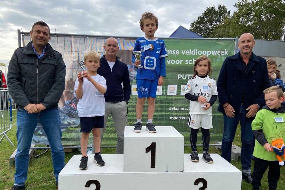 Het podium van een reeks lopertjes uit het eerste leerjaar.