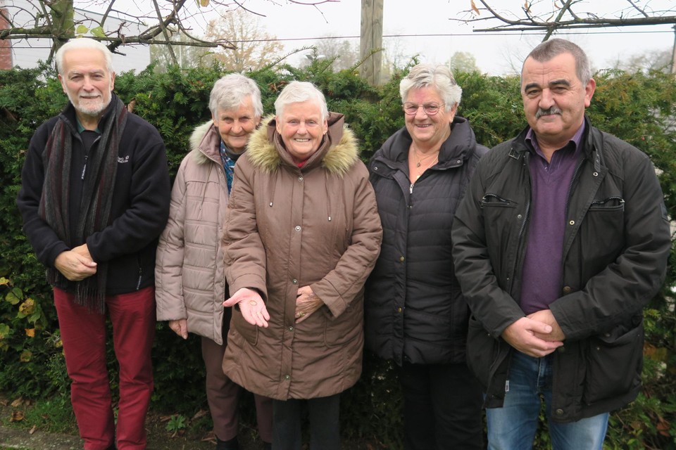Paul Mertes (rechts) en Jan Hanssen (links) maakten Alida, Mariëtte en Ivette, de drie kinderen van Louis en Philomena, gelukkig  met de teruggave van de trouwring van hun ouders. 