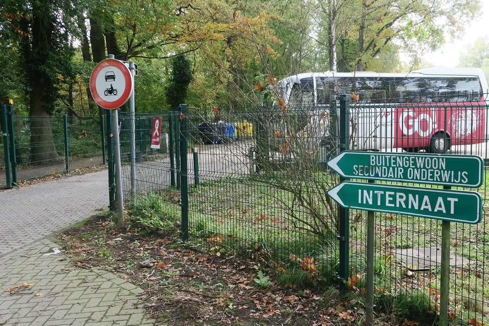 De achteringang van Zonnebos in de bocht van de Moerstraat die nu ook al naar het oude internaat leidt.