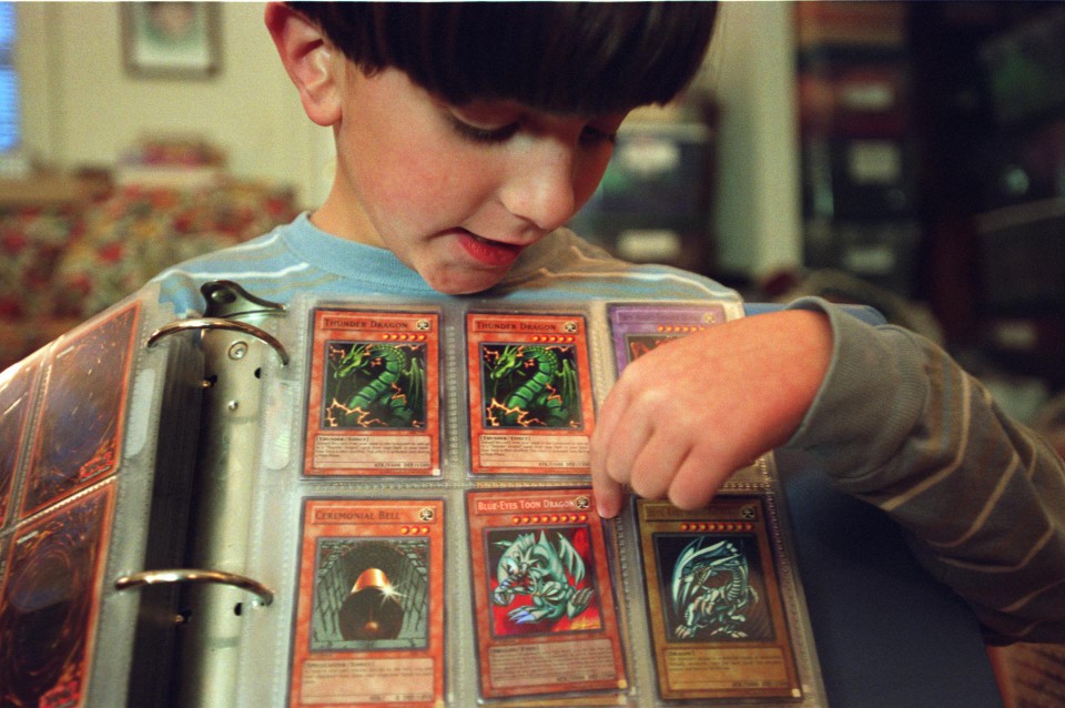 Een jongen toont trots zijn verzameling ‘Yu-Gi-Oh!’-kaarten. 