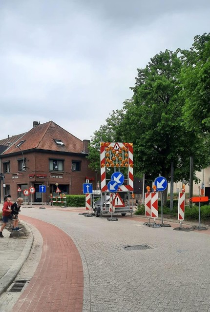 Nog tot en met 13 mei kan je vanuit de Dorpsstraat niet Achterd’Hoven inrijden.
