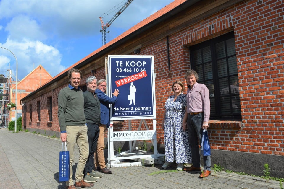 Kris De Koninck en Patrick Verheyen van Monnikenheide-Spectrum met de makelaar en rechts Ann en Waldo Severins aan de Smoutmolen. 