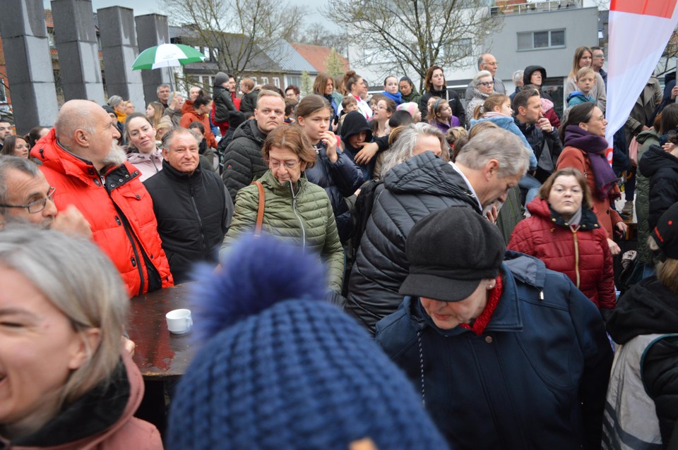 Een vol plein.