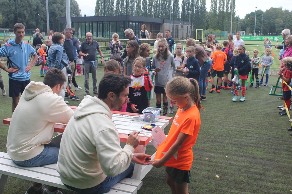 In de rij voor een handtekening van Red Lions Loick Luypaert en Loïc van Doren.