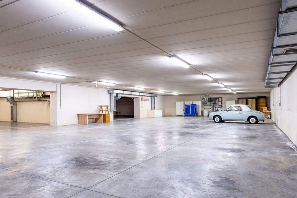 Plaats zat voor een royaal wagenpark in deze garage van 1.500 vierkante meter. 